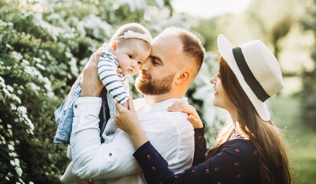 Un alegre momento familiar con un padre, una madre
