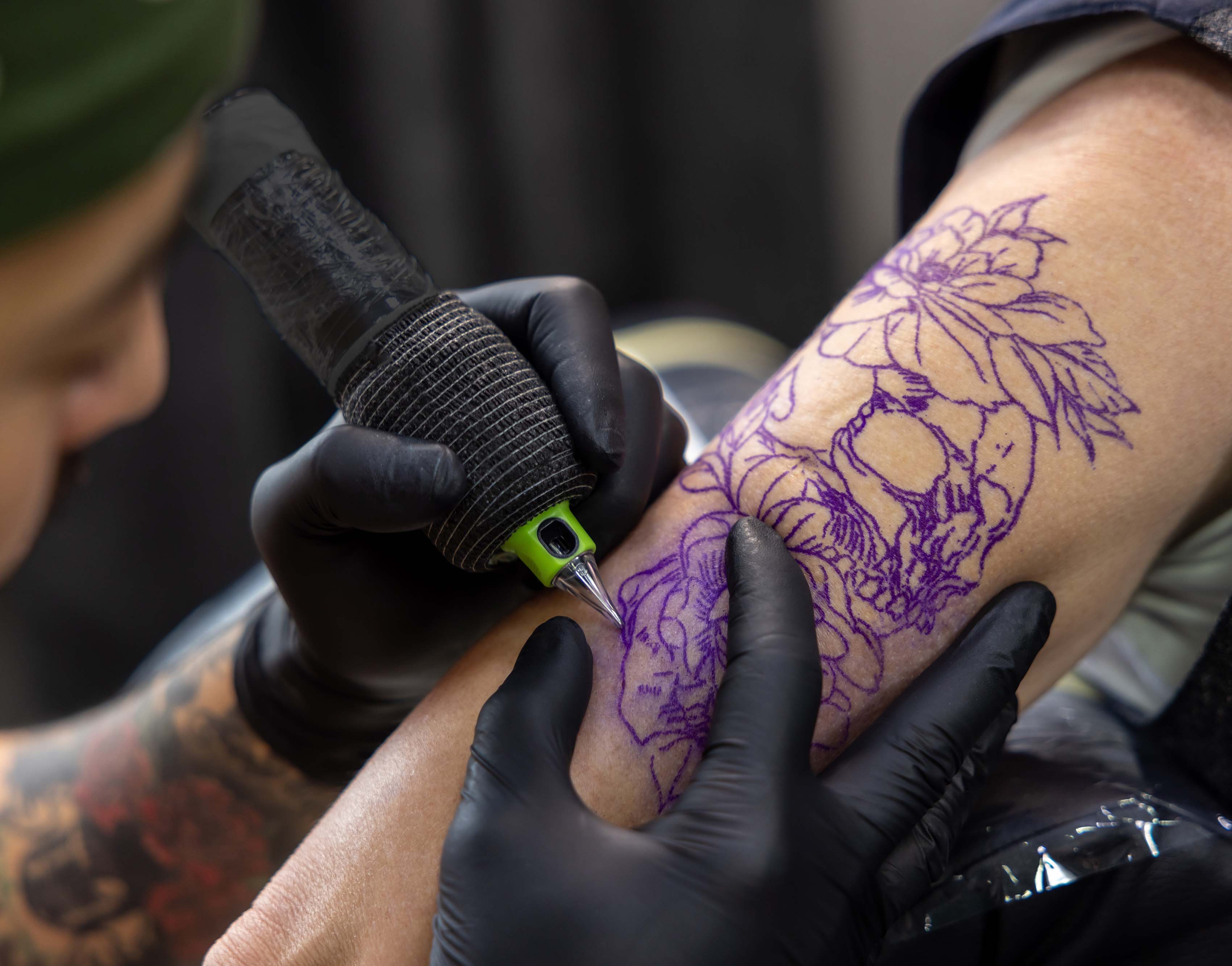 Lo que nadie te cuenta sobre el dolor en los tatuajes (y cómo prepararte mejor para tu próxima sesión)